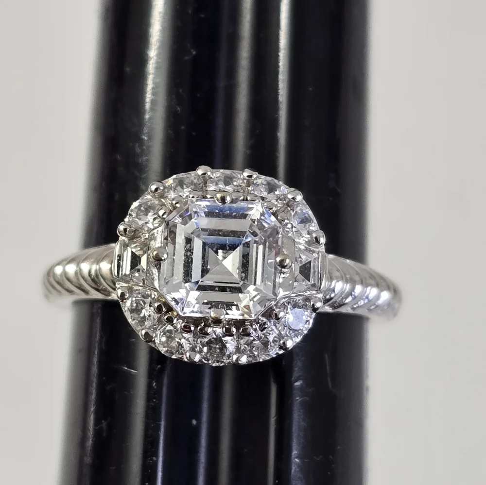 Watch Video / 14K Gold Assher Cut Solitaire Halo Ring